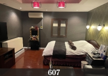 607