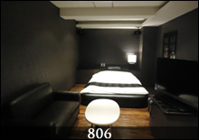 806